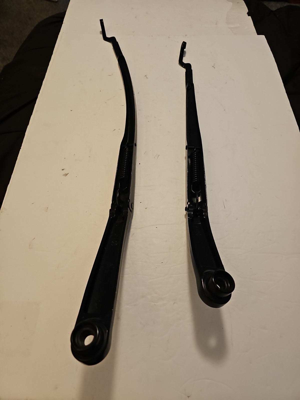 2017 2020 HYUNDAI ELANTRA FRONT LEFT & RIGHT WINDSHIELD WIPER ARMS OEM 2017 2020 HYUNDAI ELANTRA FRONT LEFT & RIGHT WINDSHIELD WIPER ARMS OEM