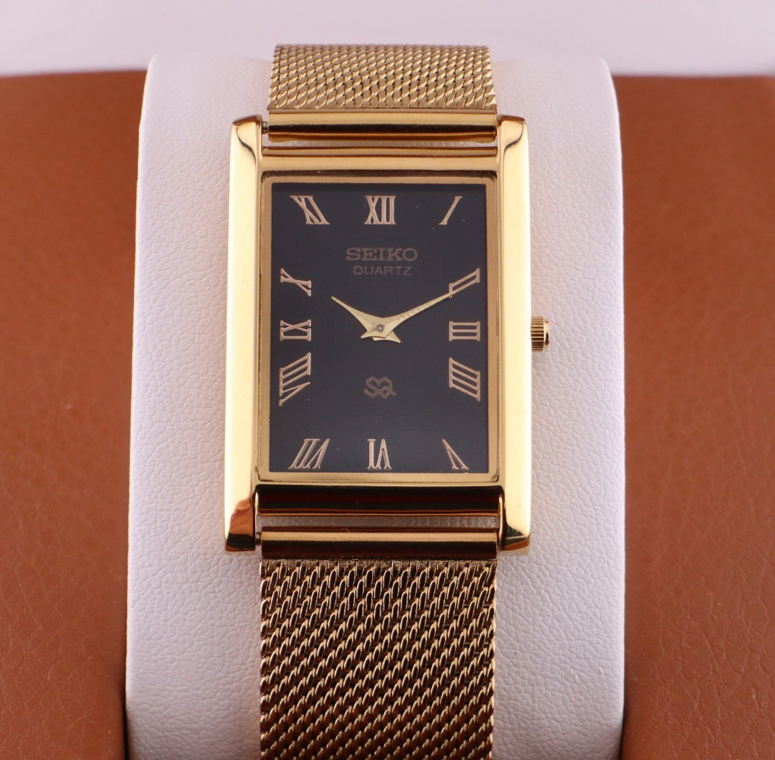 Vintage Seiko Slim Quartz Men\'s Wrist Watch Black  Dial with Gold Bracelet.