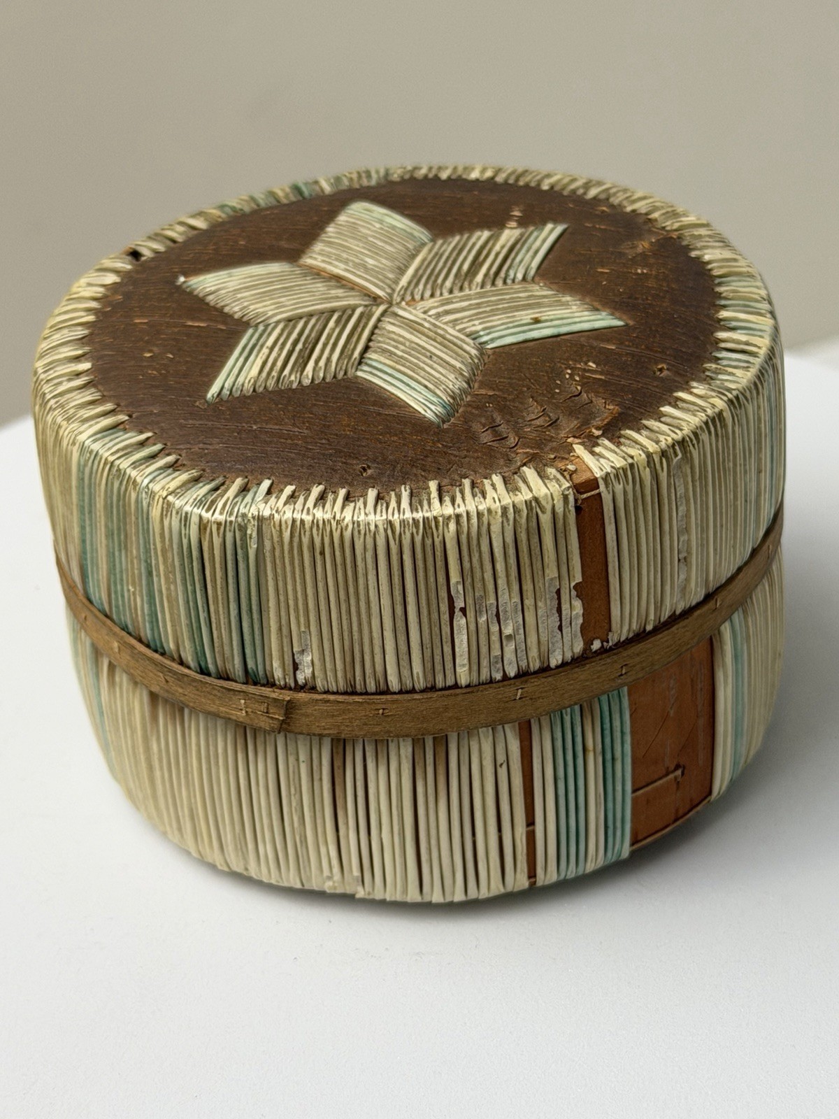 Native American porcupine Quill Round Box, 1925 Birch Bark, Antique collector 