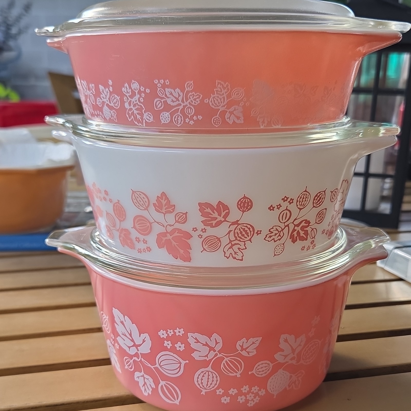 Pyrex Pink Gooseberry Casserole Set.  471 472 473. Great Color. Nice Set