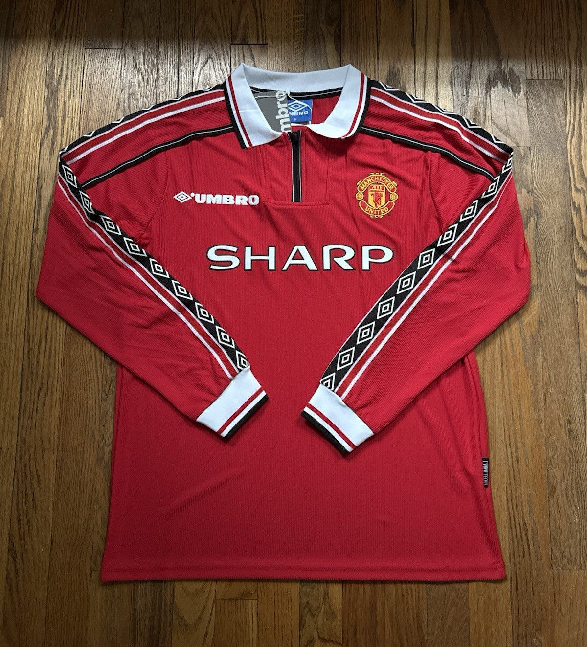 Manchester Unites retro long sleeve, Size M. Season 1998/99. New with tags