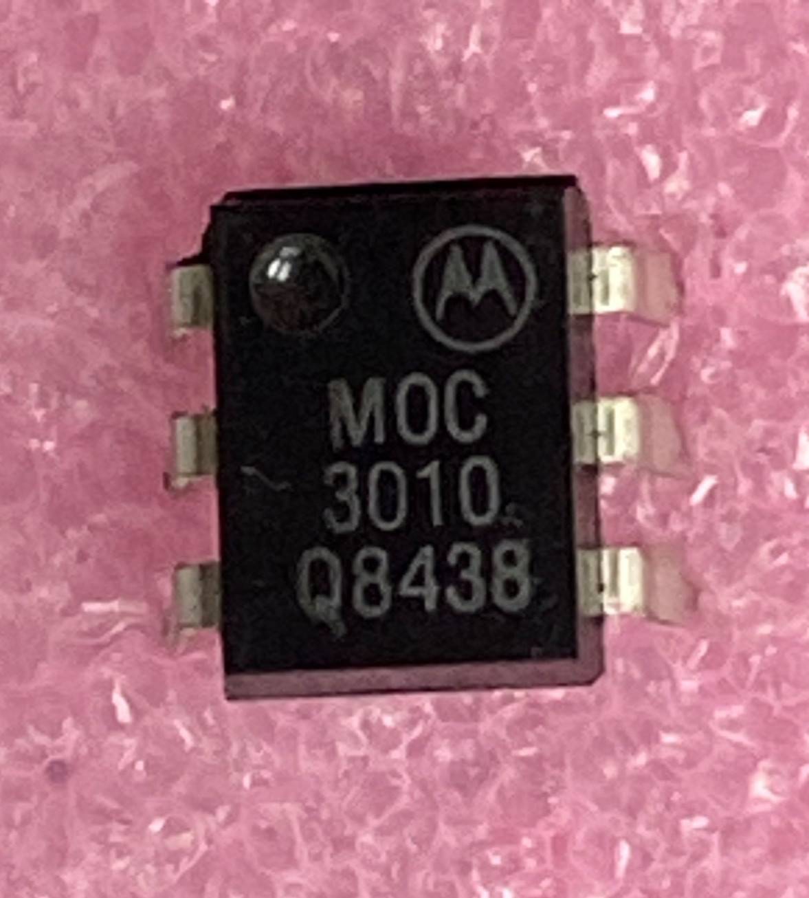 Motorola MOC3010 optocoupler zero-cross triac driver output Integrated Circuit Motorola MOC3010 optocoupler zero-cross triac driver output Integrated Circuit