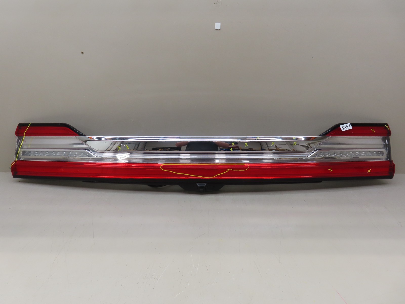 2018-2021 LINCOLN NAVIGATOR REAR CENTER TAILGATE TAIL LIGHT LED W/CAMERA OEM