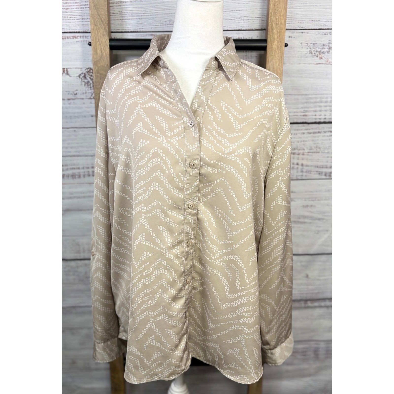 Chicos Tan White Geometric Zig Zag Roll Tab Button Down Shirt Size XL