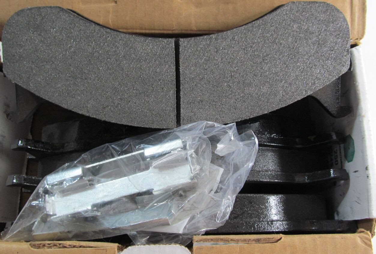 NEW FLEETRITE/ NAVISTAR FLTH786 HYDRAULIC DISC BRAKE PAD SET W/ HARDWARE KIT