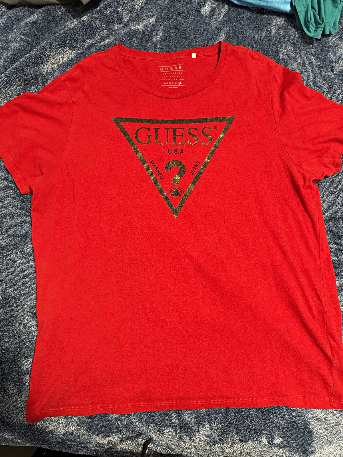 GUESS Men\'s M Red Graphic Logo Crew Neck Short Sleeve T-Shirt GUESS Men\'s M Red Graphic Logo Crew Neck Short Sleeve T-Shirt