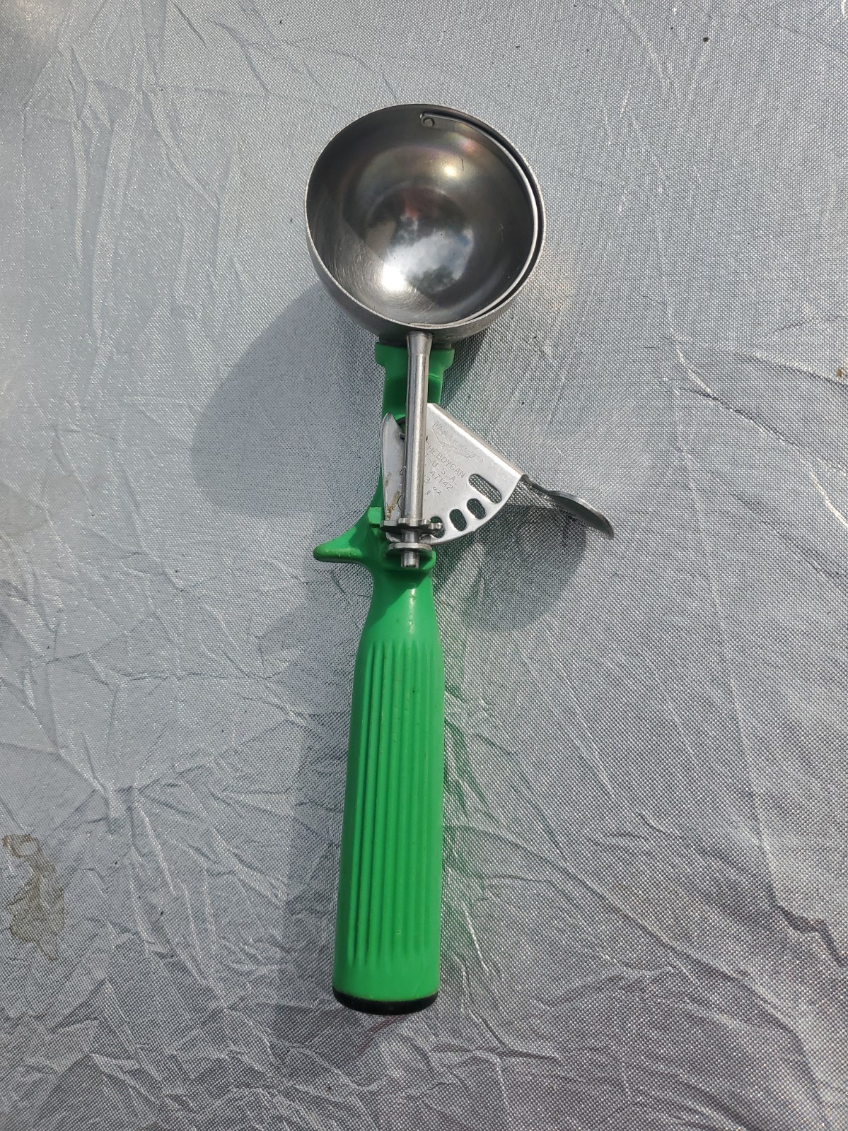 Vintage Vollrath Sheboygan Ice Cream Scoop #47142  #12   2 2/3 Ounce Green