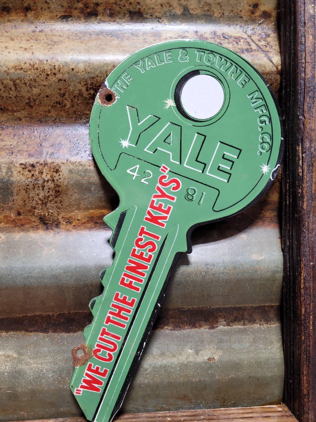 VINTAGE YALE PORCELAIN SIGN OLD KEY HARDWEAR STORE TOOLS DIECUT TOWNE MFG 10