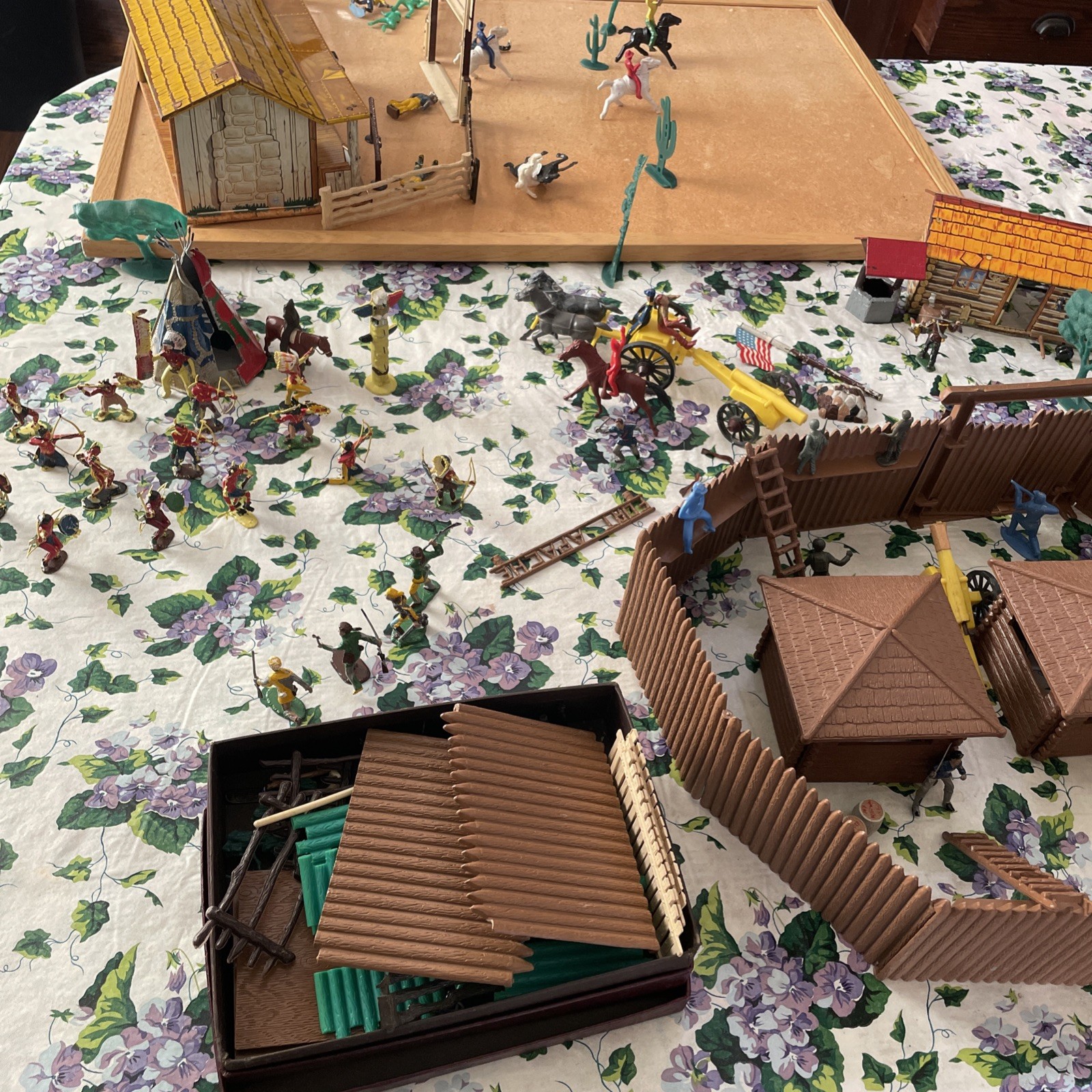 1950’s LARGE Lot Marx Fort Apache Roy Rogers Double Bar Ranch Tin Figures Tipi+