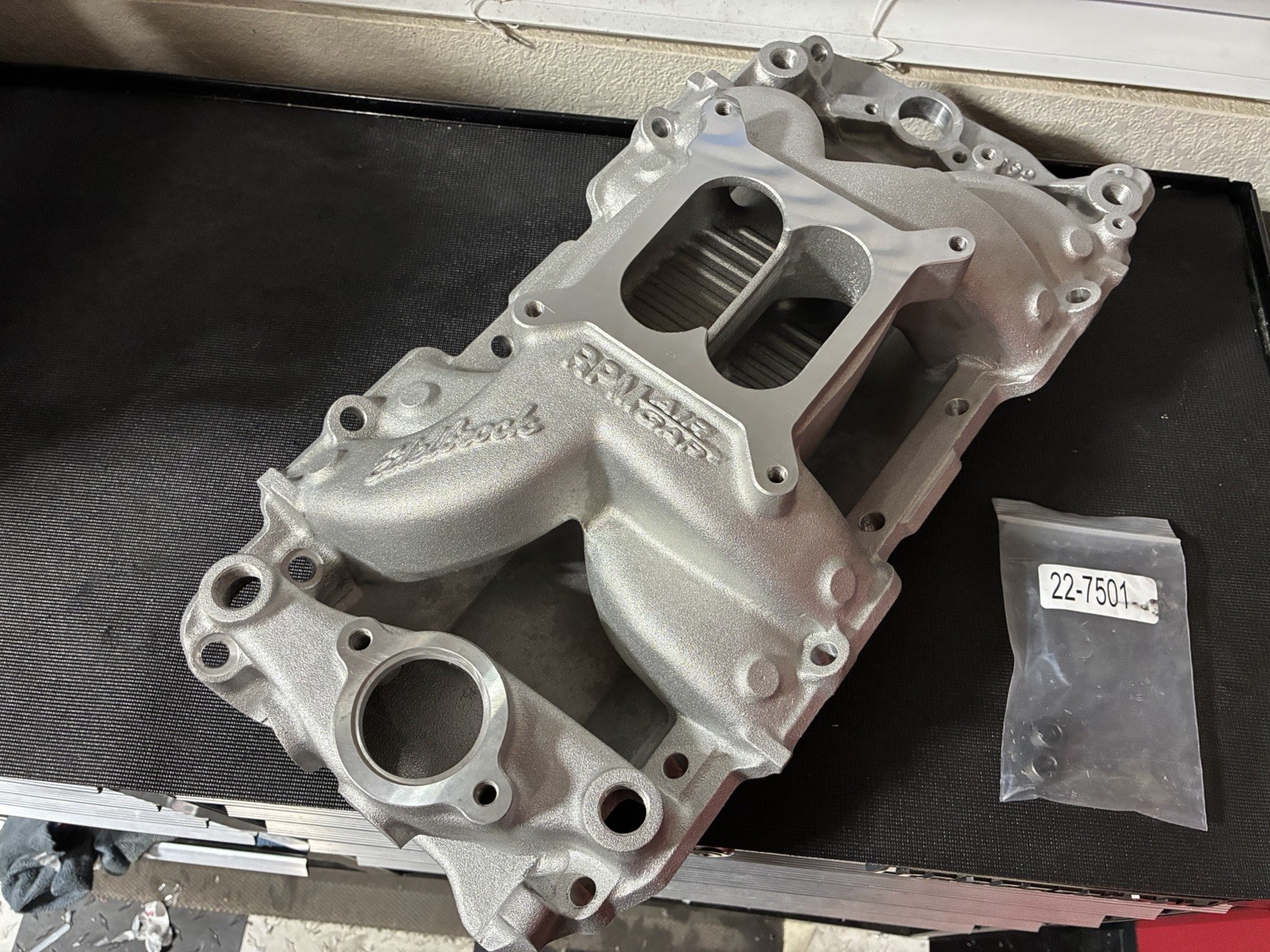 NEW Edelbrock 7562 RPM Air-Gap 2-R BBC Big Block Chevy Rectangular Port Intake