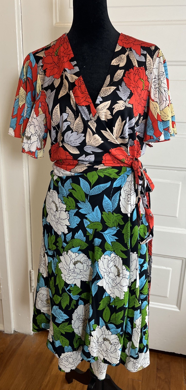 Diane Von Furstenberg DVF Silk Floral Wrap Dress Flutter Sleeve Size 12 Womens Diane Von Furstenberg DVF Silk Floral Wrap Dress Flutter Sleeve Size 12 Womens