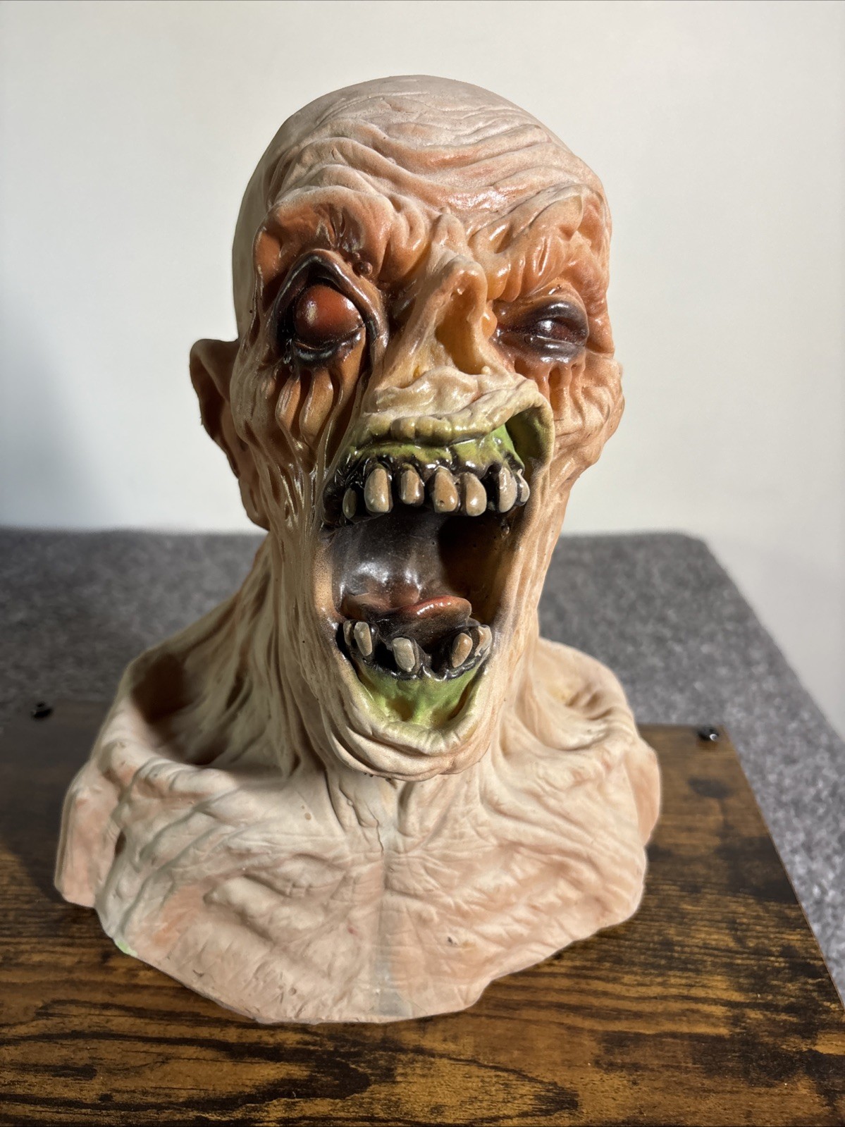 Vintage 90s Distortions Unlimited Mask Display Prop Zombie Demon Decay
