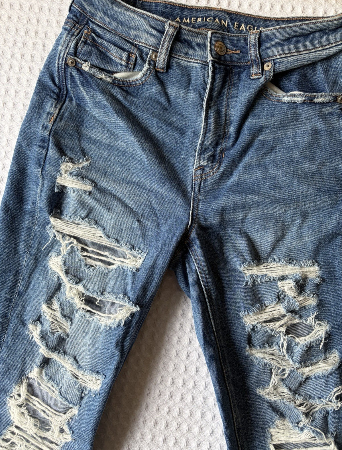 American Eagle Curvy Mom Jeans Super High-Rise Strigid Distressed Blue size 4 American Eagle Curvy Mom Jeans Super High-Rise Strigid Distressed Blue size 4