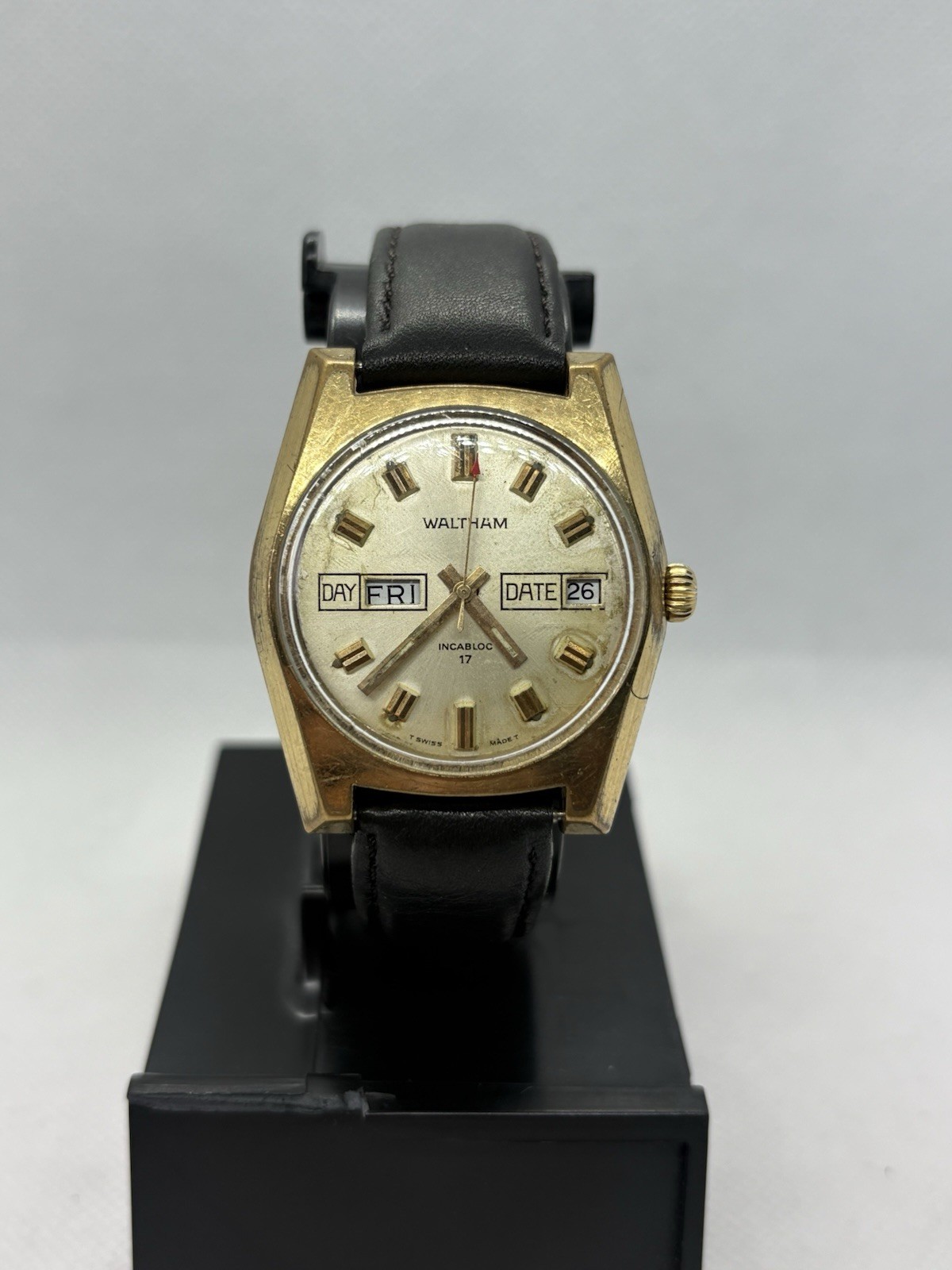 Vintage Waltham Incabloc Day Date 17 Jewels Two Tone Swiss Men’s Manual Watch