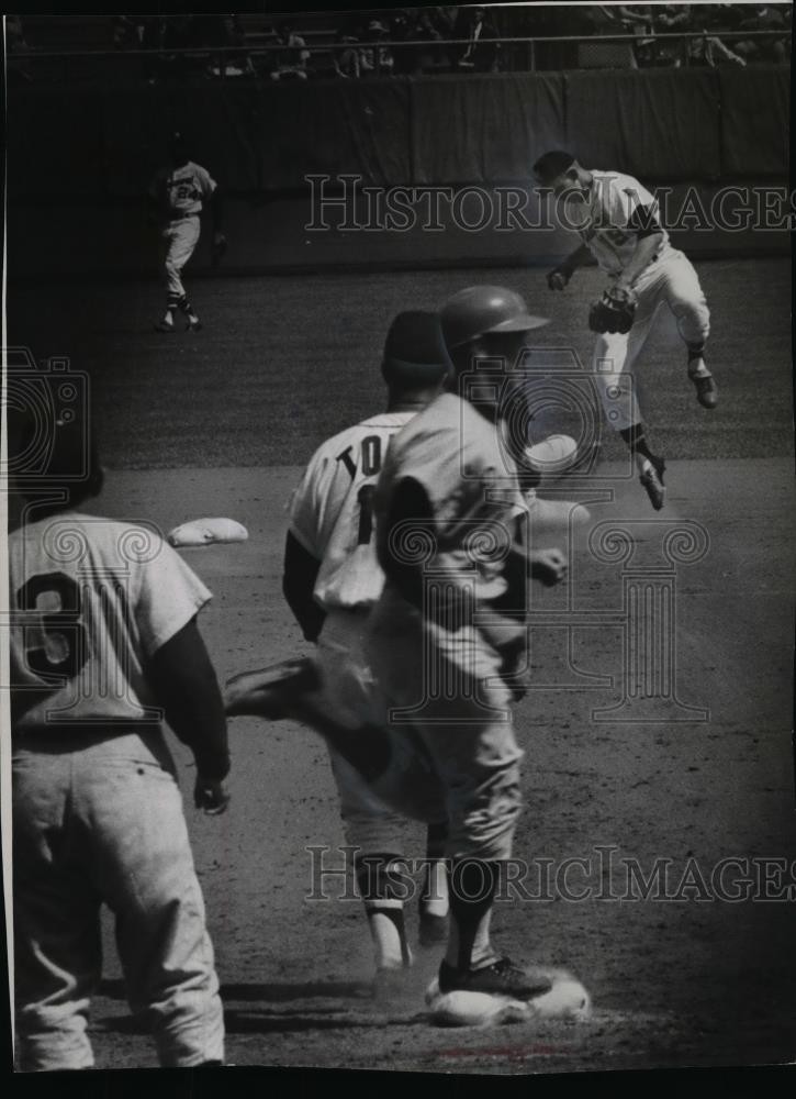 1964 Press Photo Braves Denny Menke & Joe Torre, Phillies Wes Covington