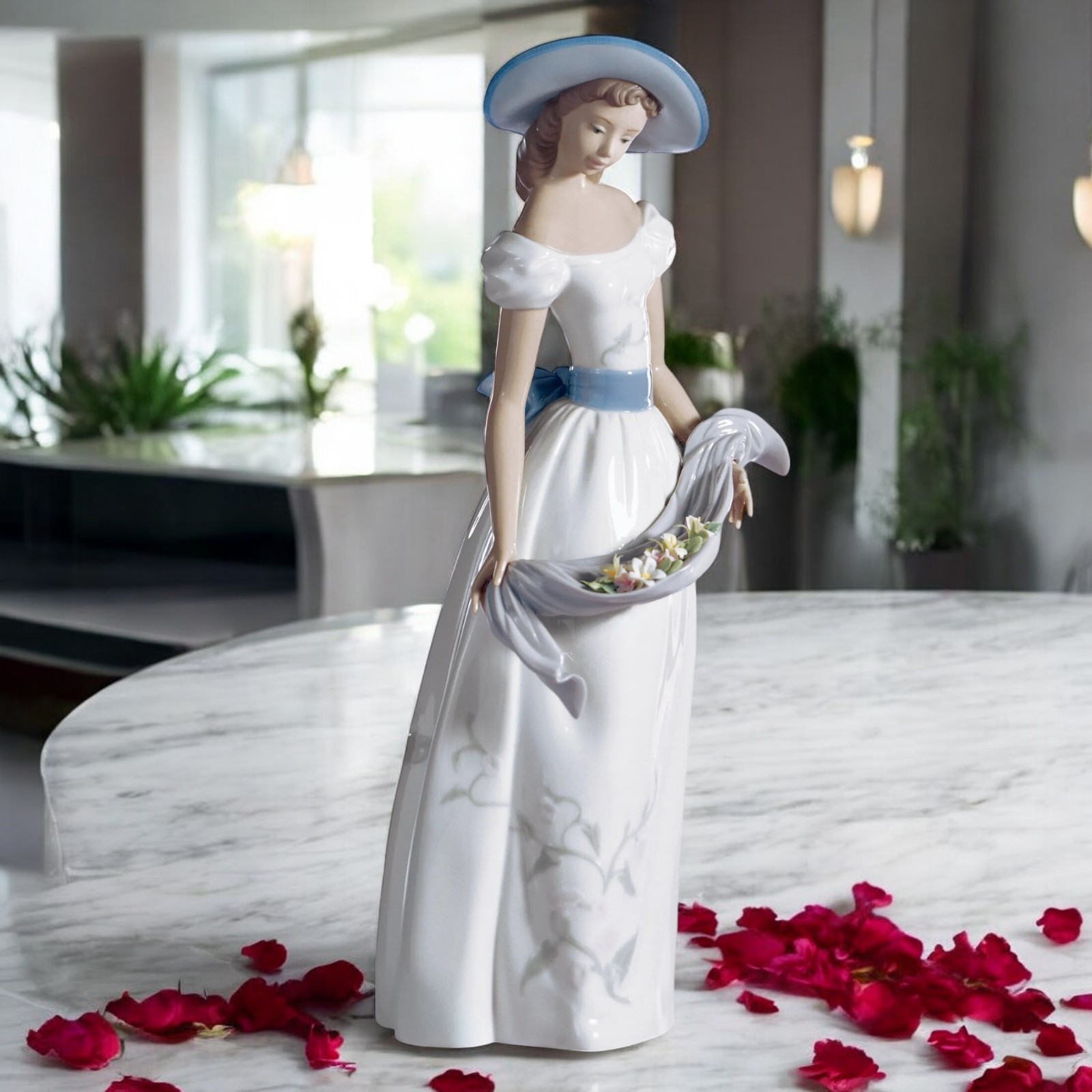 Lladro Lladro Fragances and Colors Woman Figurine 01006866