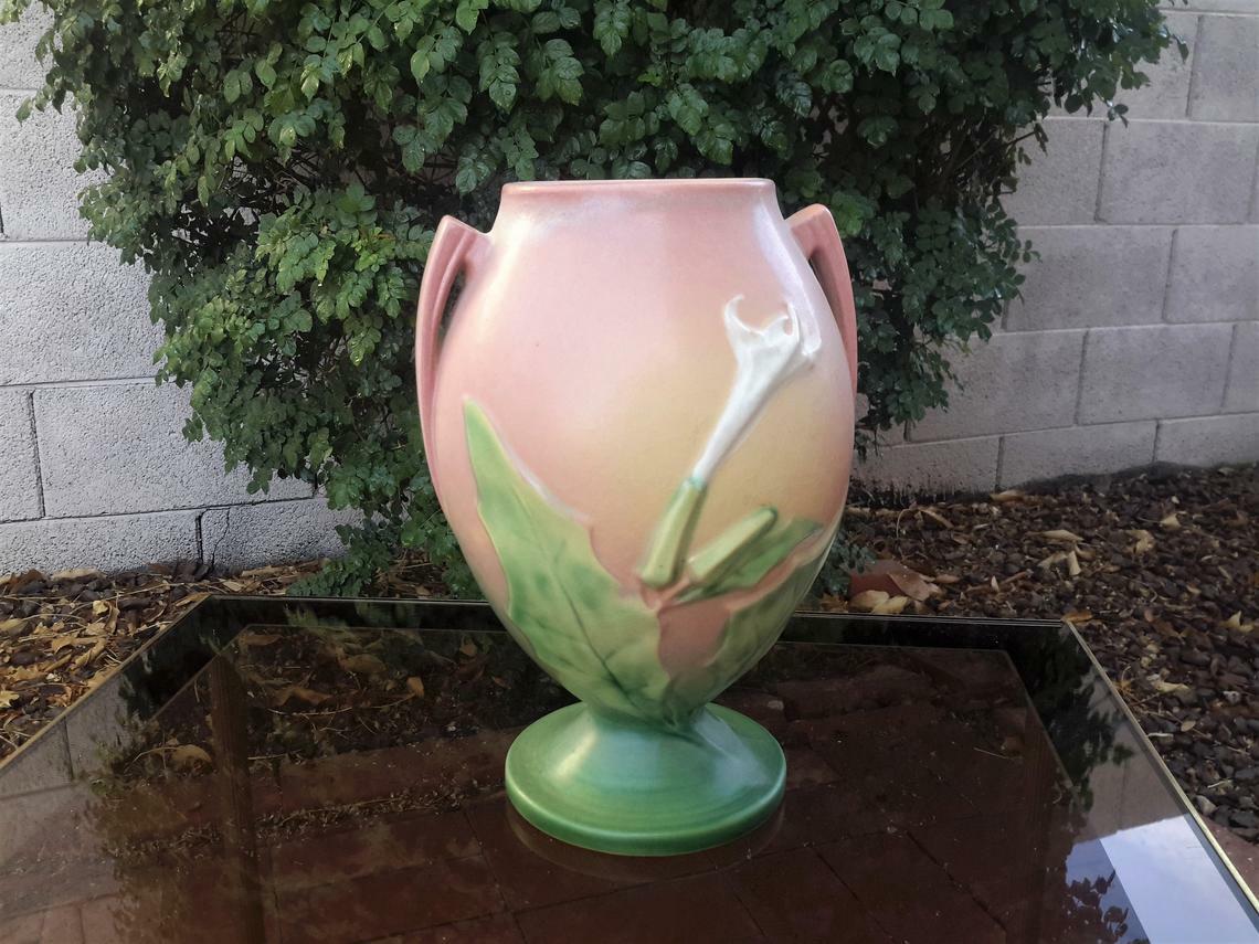 GORGEOUS 1930\'s ROSEVILLE POTTERY VASE THE THORNAPPLE DESIGN Vase 820-9