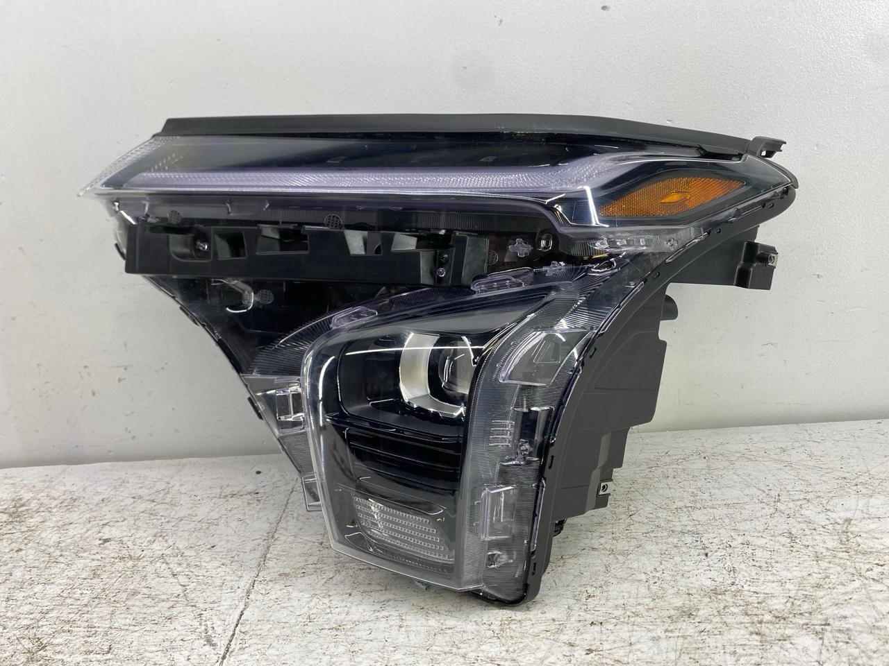 2024-2026 Chevy Trax LT Headlight W/ LED DRL Projector Left Driver Oem Used 2024-2026 Chevy Trax LT Headlight W/ LED DRL Projector Left Driver Oem Used