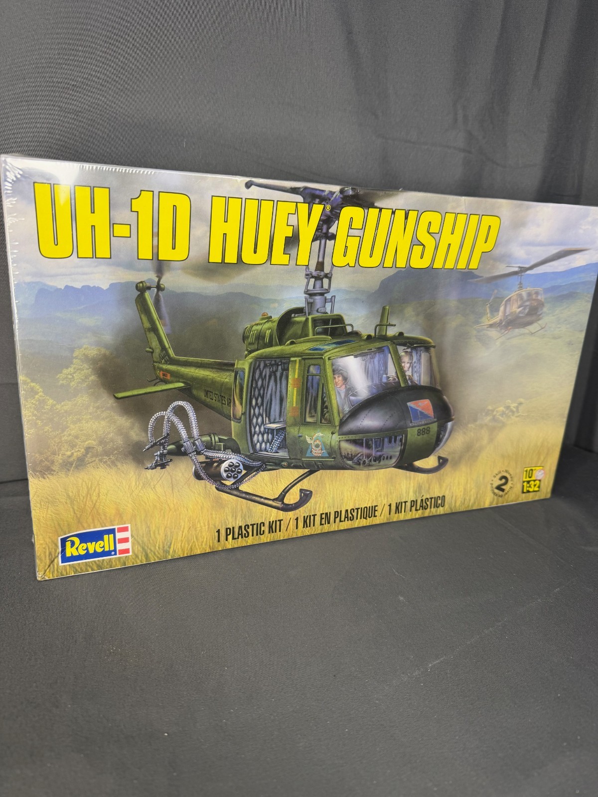 Revell UH-1D Huey Gunship 1:32 Scale Plastic Model Kit New Sealed Revell UH-1D Huey Gunship 1:32 Scale Plastic Model Kit New Sealed