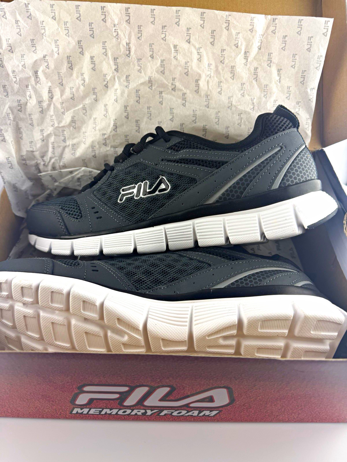 FILA Memory Deluxe SE Men’s 10.5 Black Gray Running Shoes 1SR20948-051 New w Box