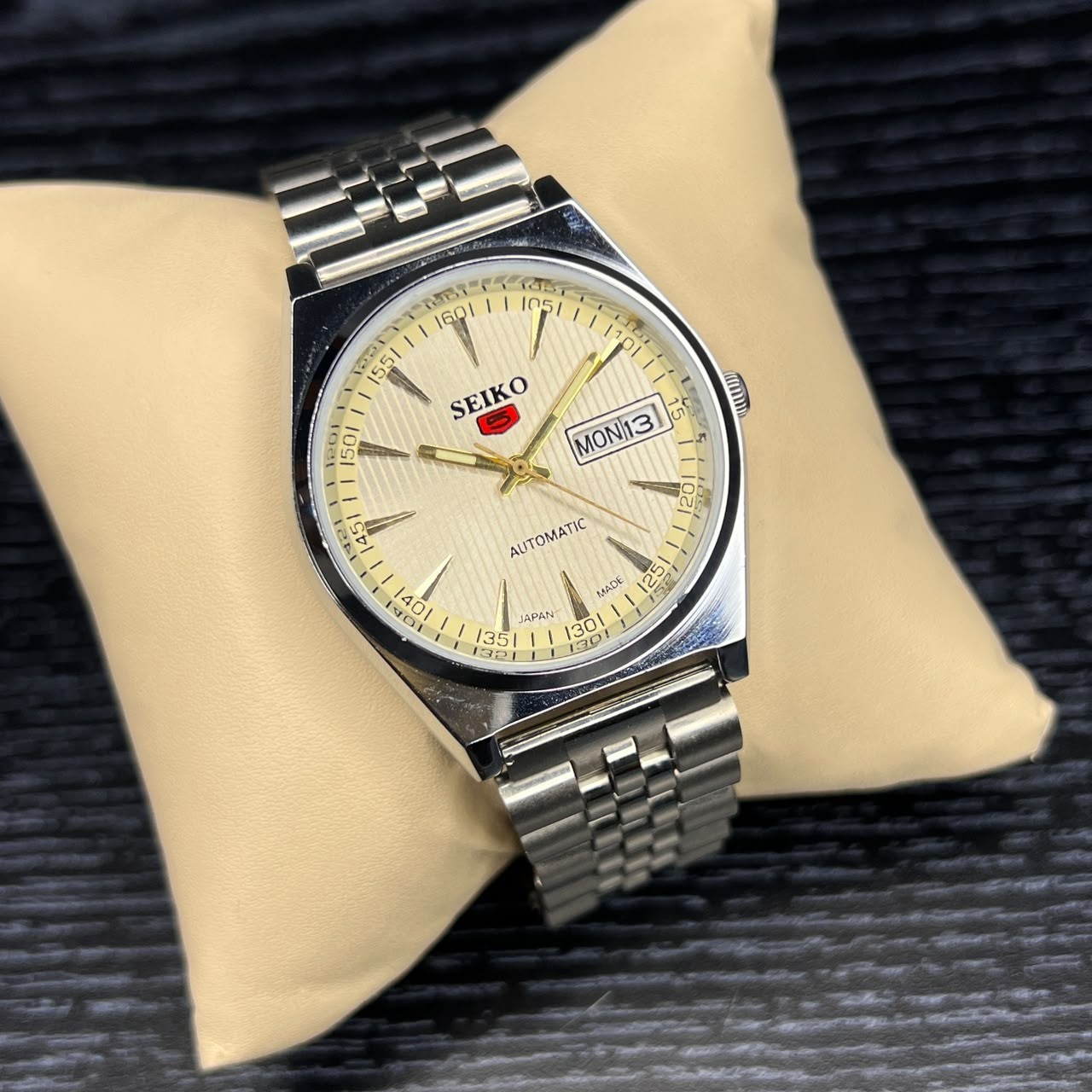 Seiko 5 Automatic, Cream dial Day date refurbished working condition wrist watch