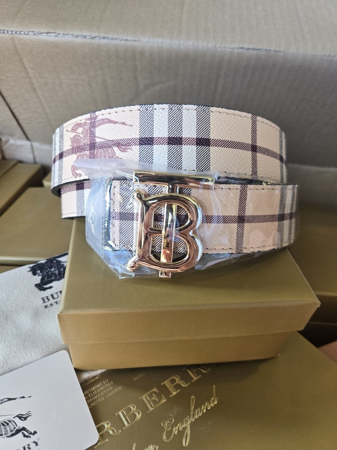 Burberry Men\'s REVERSIBLE Belt Fits 30\