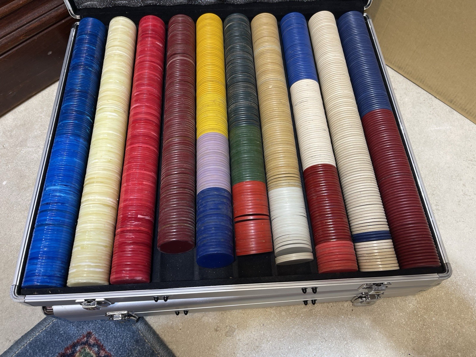 1000+ Poker Chip Mixed Vintage/Antique Lot w/ Aluminum Case,