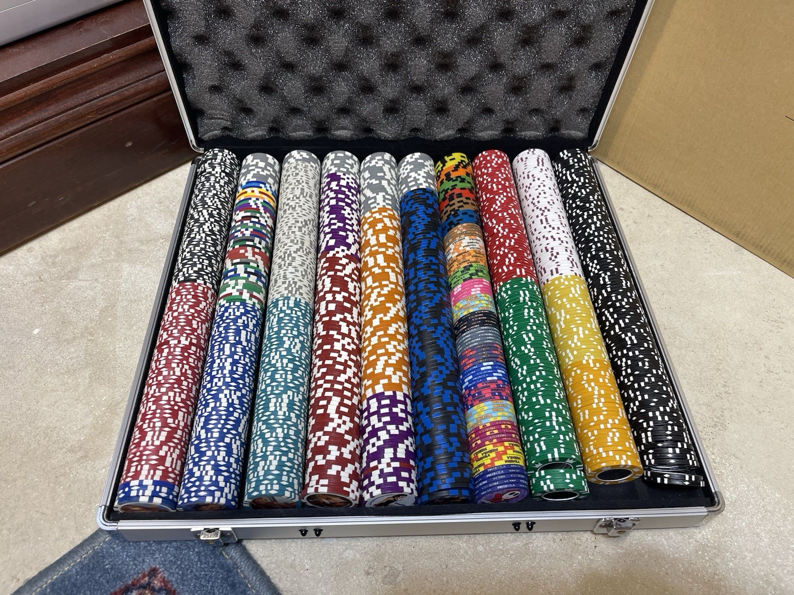 1000+ Poker Chip Mixed Lot w/ Aluminum Case, Vintage Pin-up, Super Mario, M&M\'s 1000+ Poker Chip Mixed Lot w/ Aluminum Case, Vintage Pin-up, Super Mario, M&M\'s