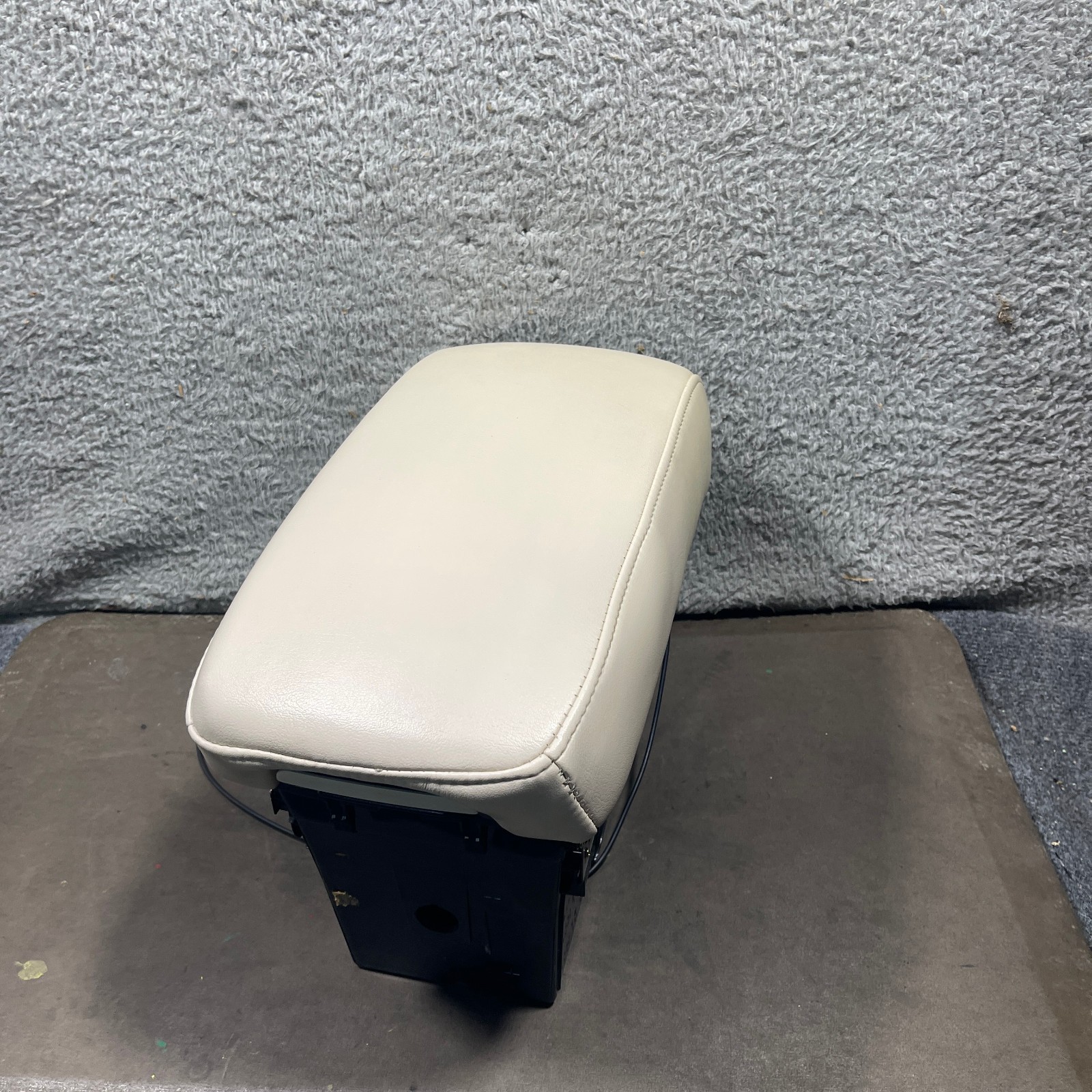 04-06 LEXUS UCF30L LS430 CENTER CONSOLE LEATHER ARMREST W STORAGE & AIR VENT OEM