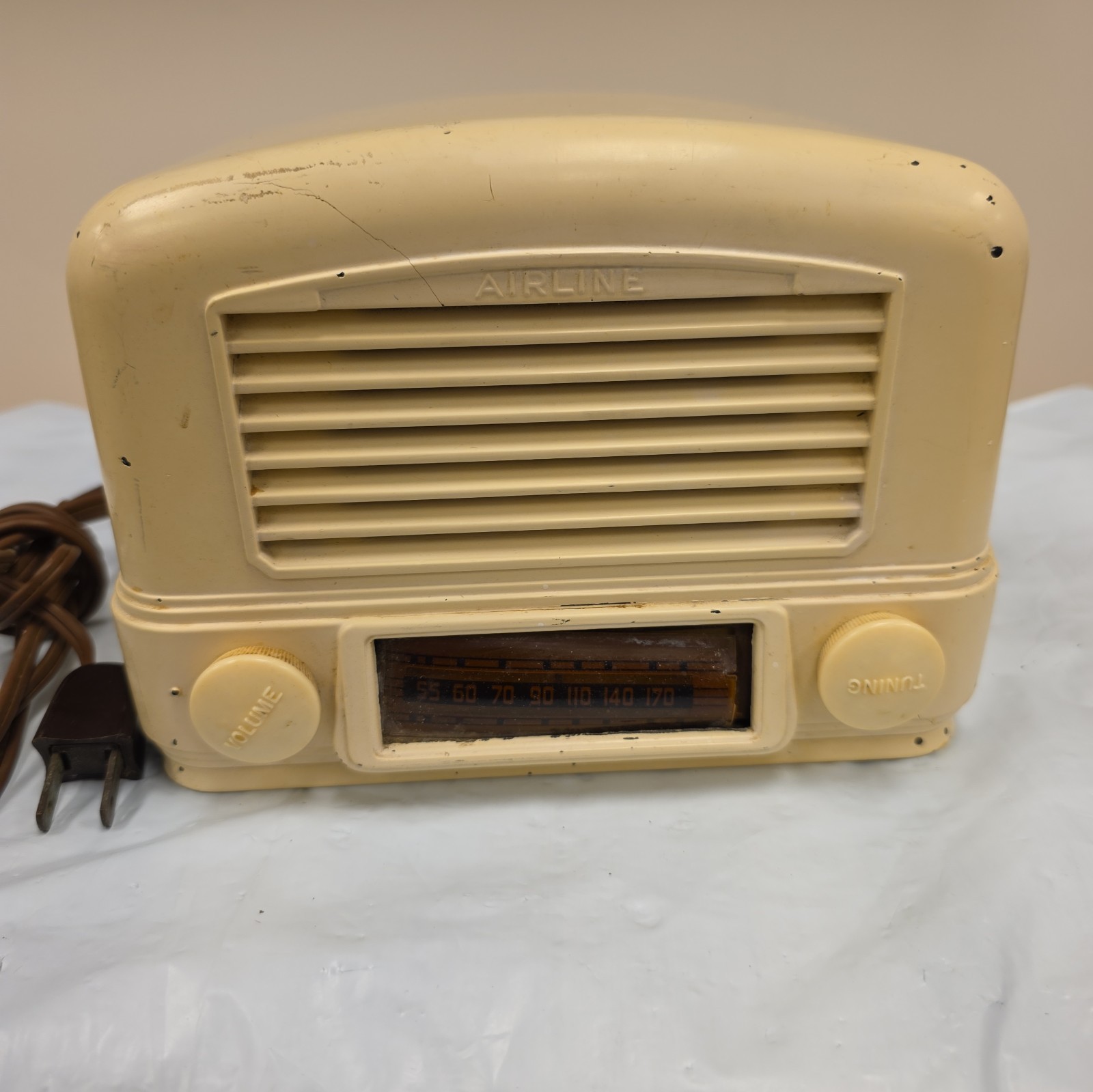 1947 Wards Airline 74BR-1502B Vintage White Bakelite 5 Tube AM Radio Restorative