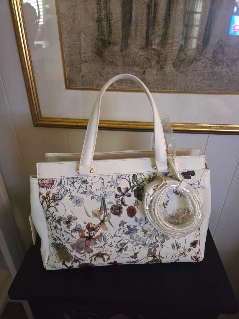 MELLOW WORLD, WHITE FLORAL STELLEN BAG, BEAUTIFUL  NWTAGS
