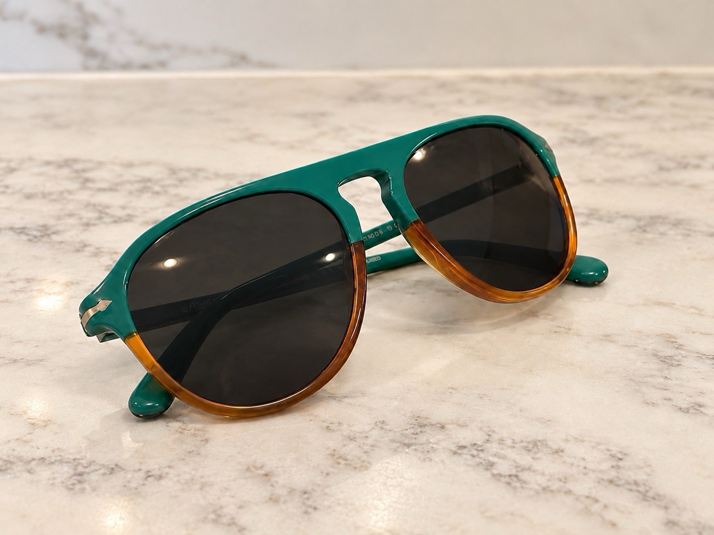 Persol 3302-S Polarized Sunglasses Green & Amber Made in Italy with case Persol 3302-S Polarized Sunglasses Green & Amber Made in Italy with case