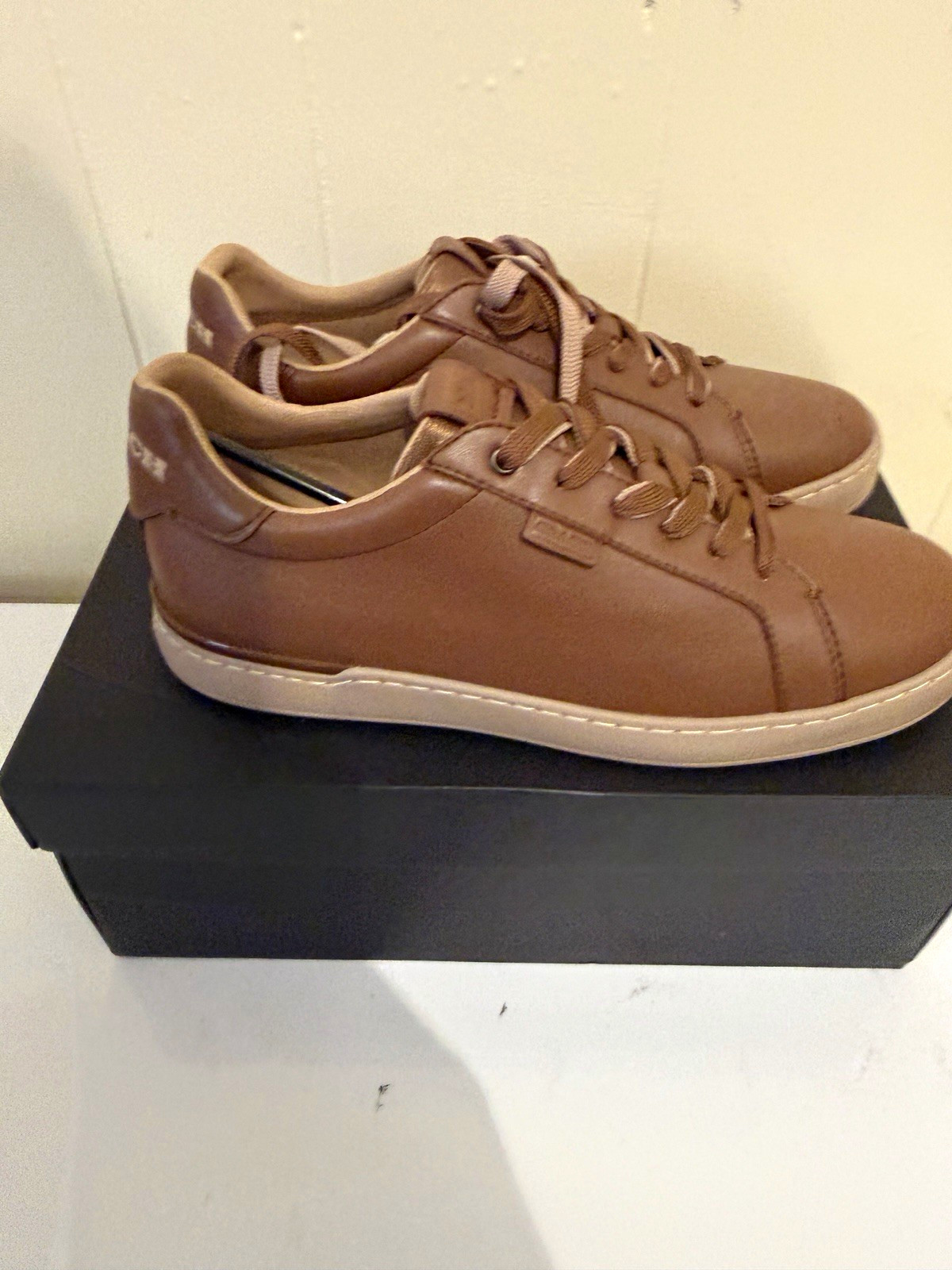 Coach Men\'s Brown Leather Lace-Up Sneakers Logo Accent US 10.5 New Box Coach Men\'s Brown Leather Lace-Up Sneakers Logo Accent US 10.5 New Box