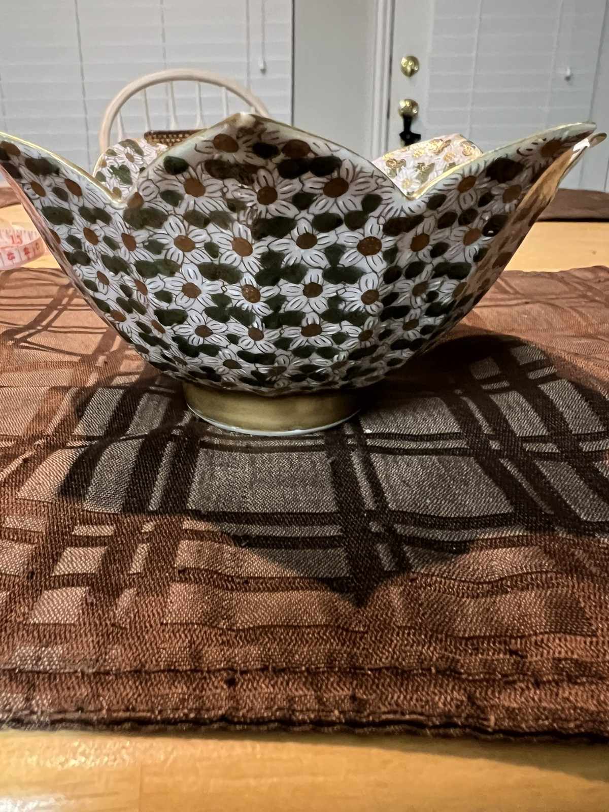 VINTAGE ORIENTAL JAPANESE FLOWERS & GOLD ENCRUSTED Bowl SIGNED SMALL CHIP VINTAGE ORIENTAL JAPANESE FLOWERS & GOLD ENCRUSTED Bowl SIGNED SMALL CHIP