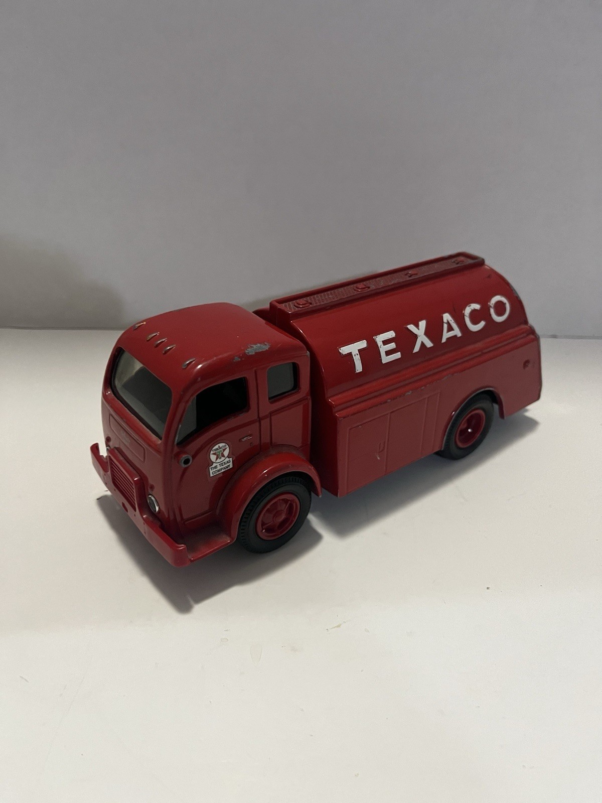 Vintage 1996 ERTL: TEXACO “1949 White Tilt Cab Tanker Truck Coin Bank” (No Key) Vintage 1996 ERTL: TEXACO “1949 White Tilt Cab Tanker Truck Coin Bank” (No Key)