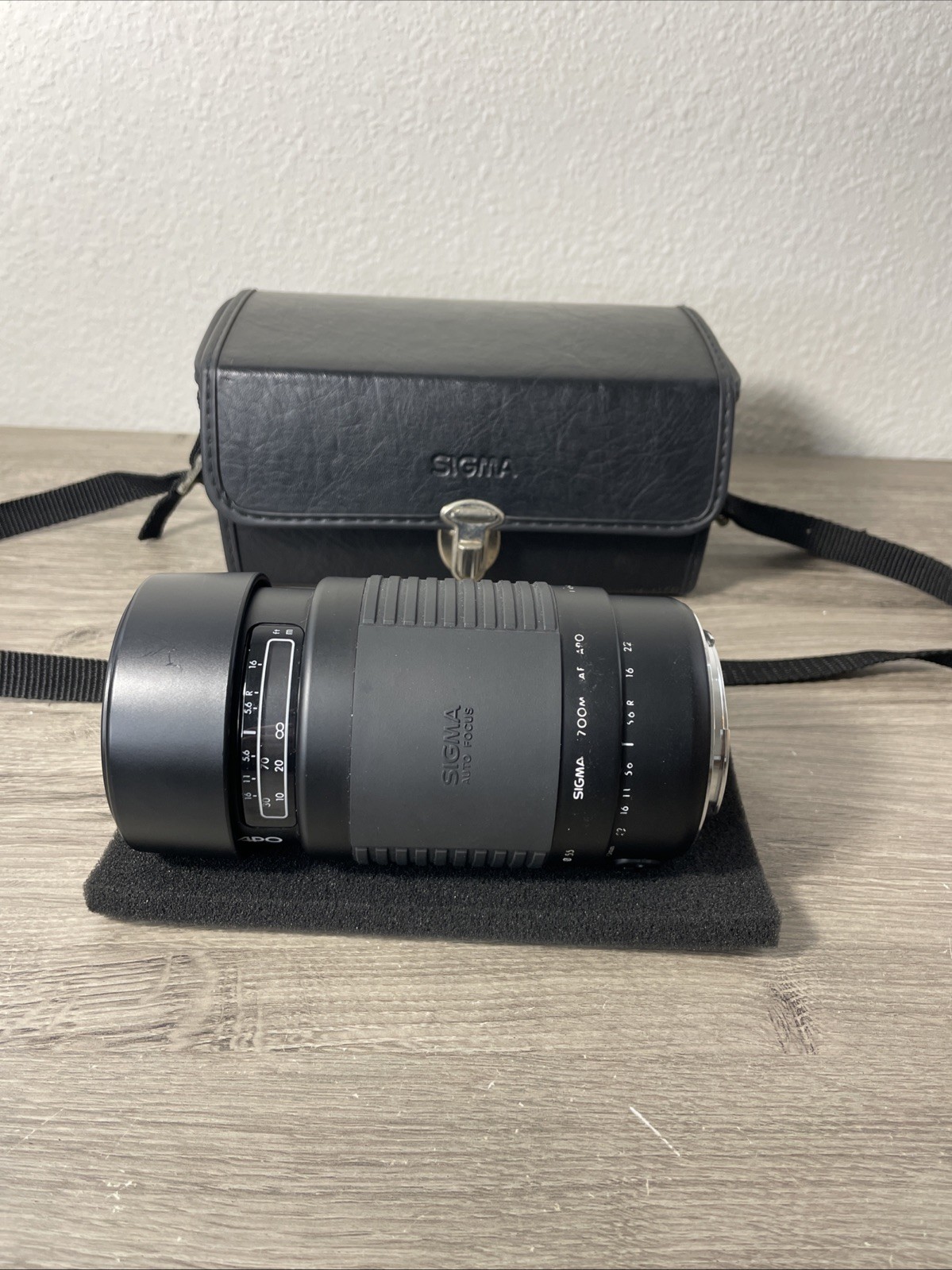 Vintage Sigma AF APO 75-300mm f/4.5-5.6 Zoom Lens for Canon EF Mount Case Vintage Sigma AF APO 75-300mm f/4.5-5.6 Zoom Lens for Canon EF Mount Case