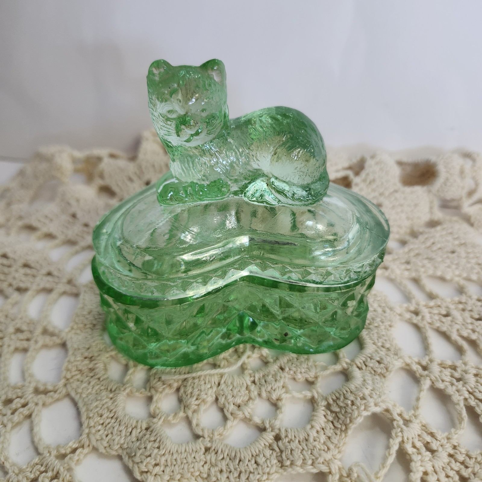 Rare Vtg Mosser Glass Trinket Box Cat Sitting on Diamond Pont Pattern Heart 
