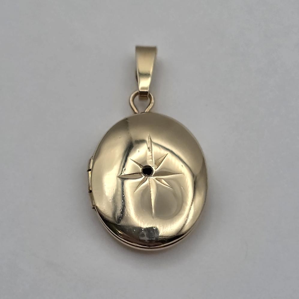 *READ MISSING STONE* Vintage Carl-Art 14K Yellow Gold Dia-Cut Oval Photo Locket