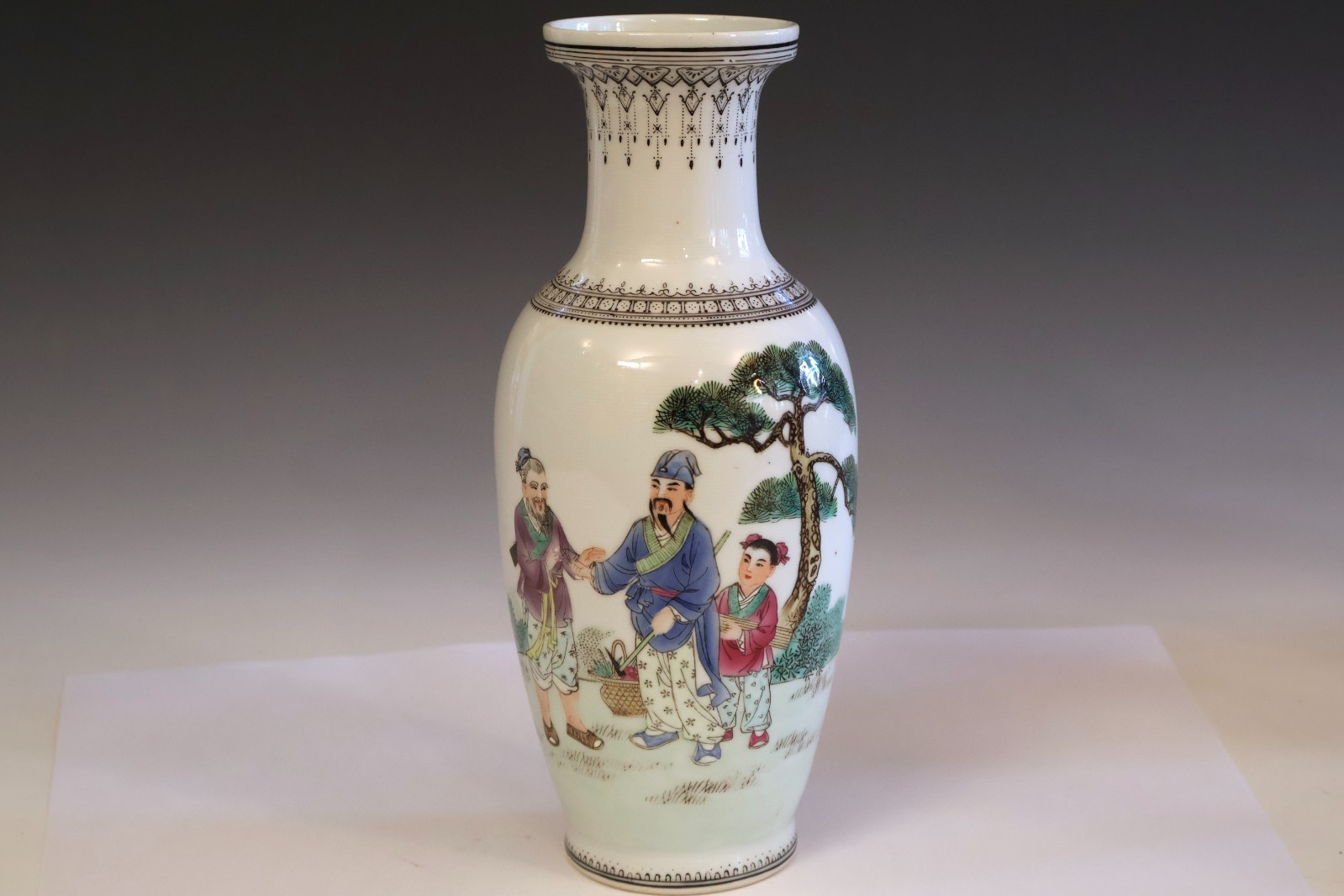Vintage Chinese Porcelain Jingdezhen Zhi Mark 1970\'s/80\'s Hand Painted Vase 10\