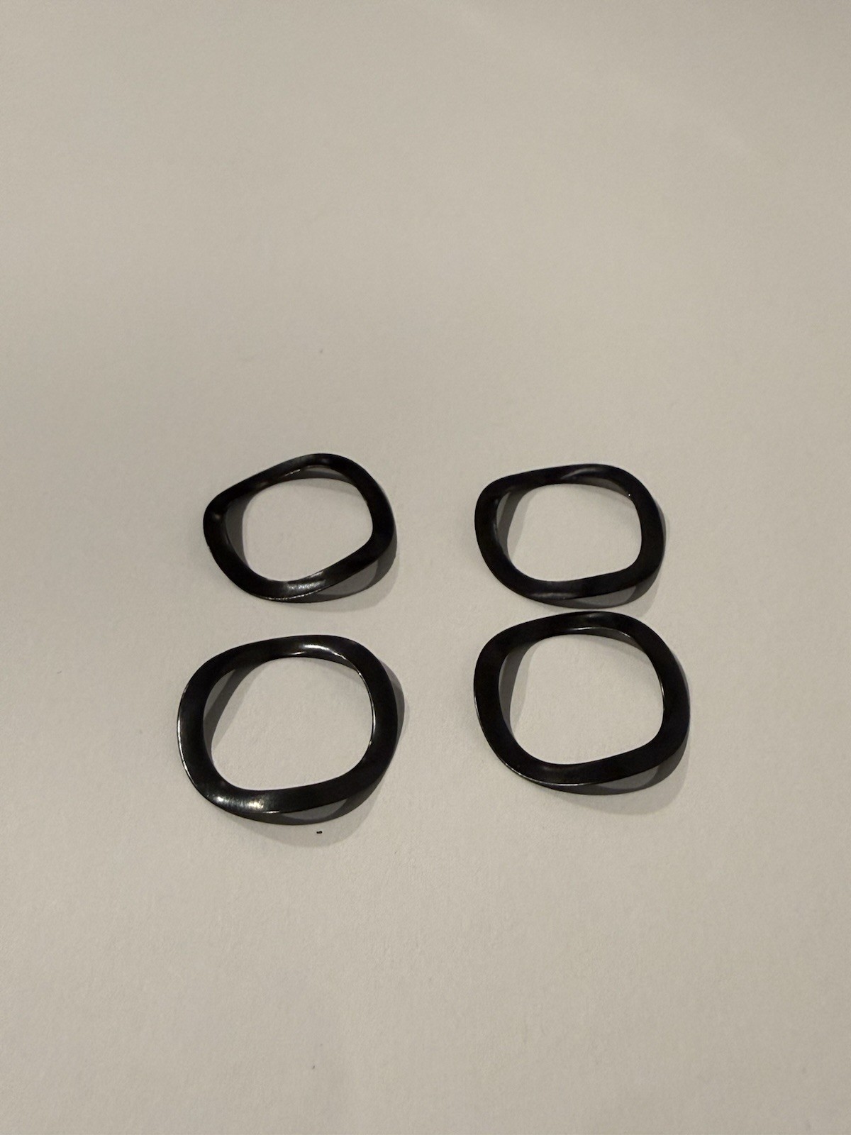 4x M16 Black Metal Wave Washer 16mm X 21mm X 0.3mm 4x M16 Black Metal Wave Washer 16mm X 21mm X 0.3mm