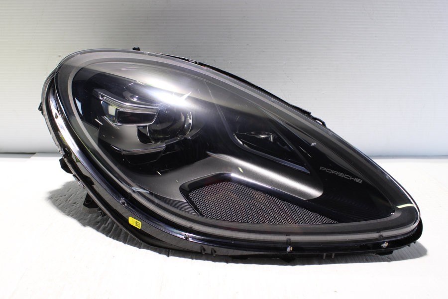 2019-2023 Porsche Macan LED Right Side Headlight Assembly OEM 95B941010AR