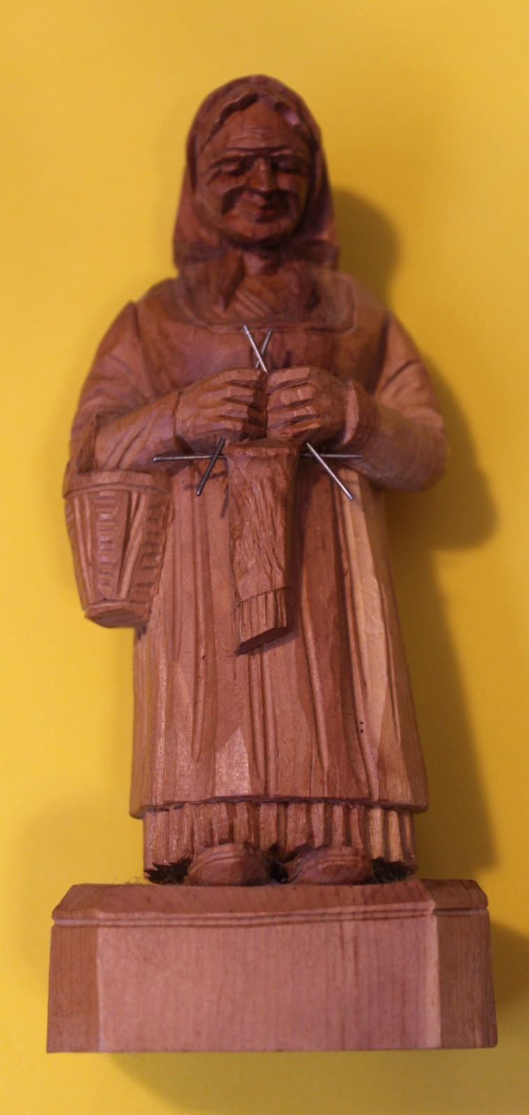 VINTAGE HAND CARVED WOODEN OLD WOMAN KNITTING FIGURINE FOLK ART