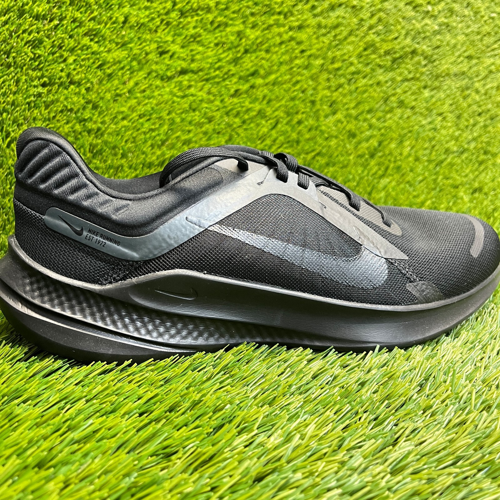 Nike Quest 5 Mens Size 9.5 Black Smoke Gray Athletic Road Running Shoes Sneakers