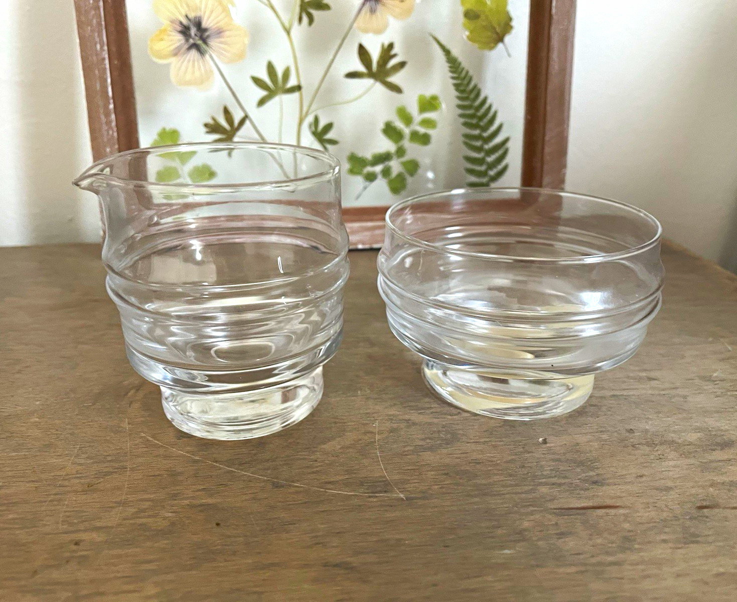 Clear glass Pisaranrengas creamer and sugar set by Timo Sarpaneva for Iittala.
