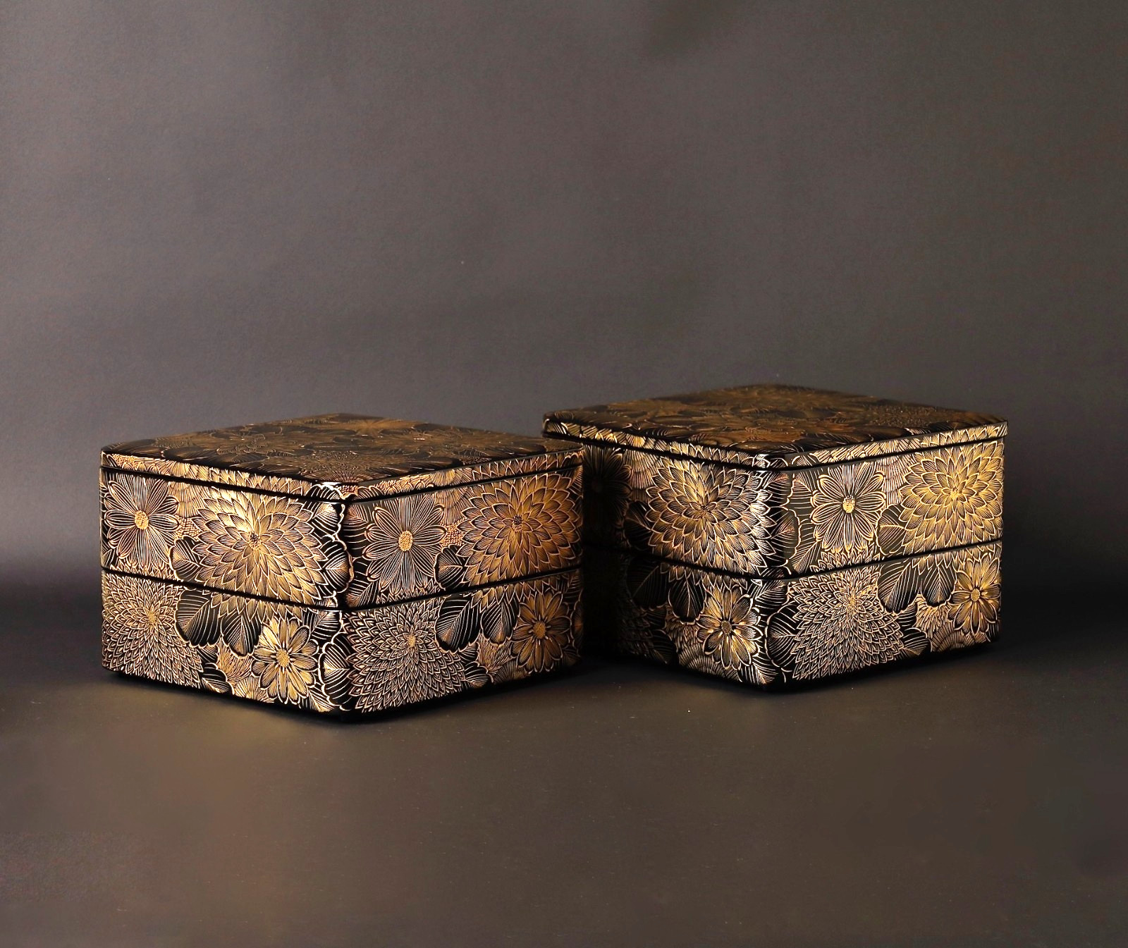 Fine Wajima Lacquer Two-Tier Jubako with Chrysanthemum Makie, Showa Period ZF84