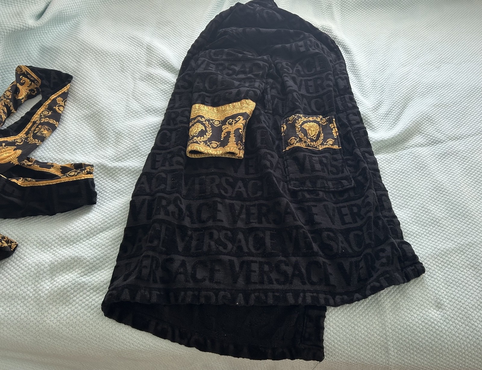 Versace Men\'s Baroque Bathrobe size small Versace Men\'s Baroque Bathrobe size small