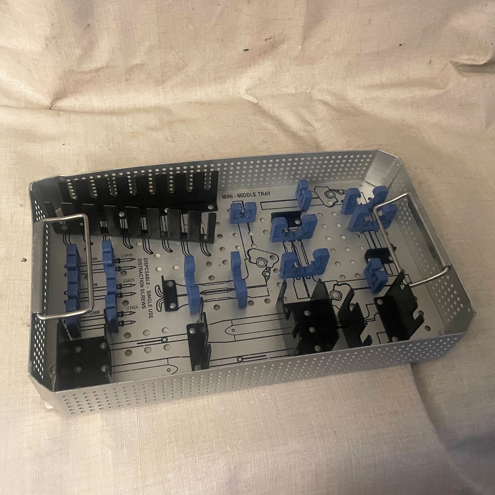 UNBRANDED ORTHOPEDIC MINI MIDDLE TRAY MEDICAL EQUIPMENT STERILIZATION CASE