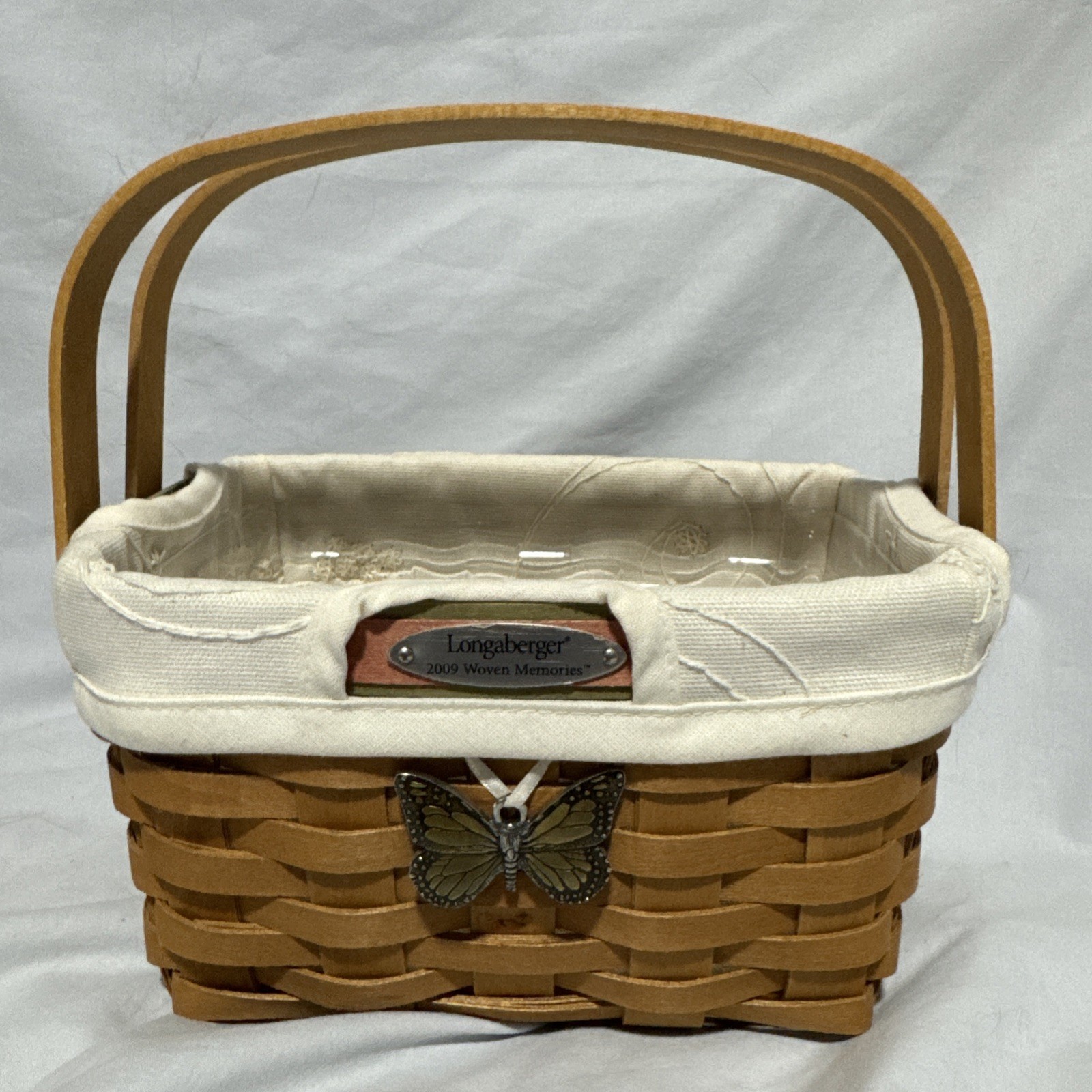 NICE 2009 Longaberger Woven Memories Basket w/ Protector, Liner And Tie-on
