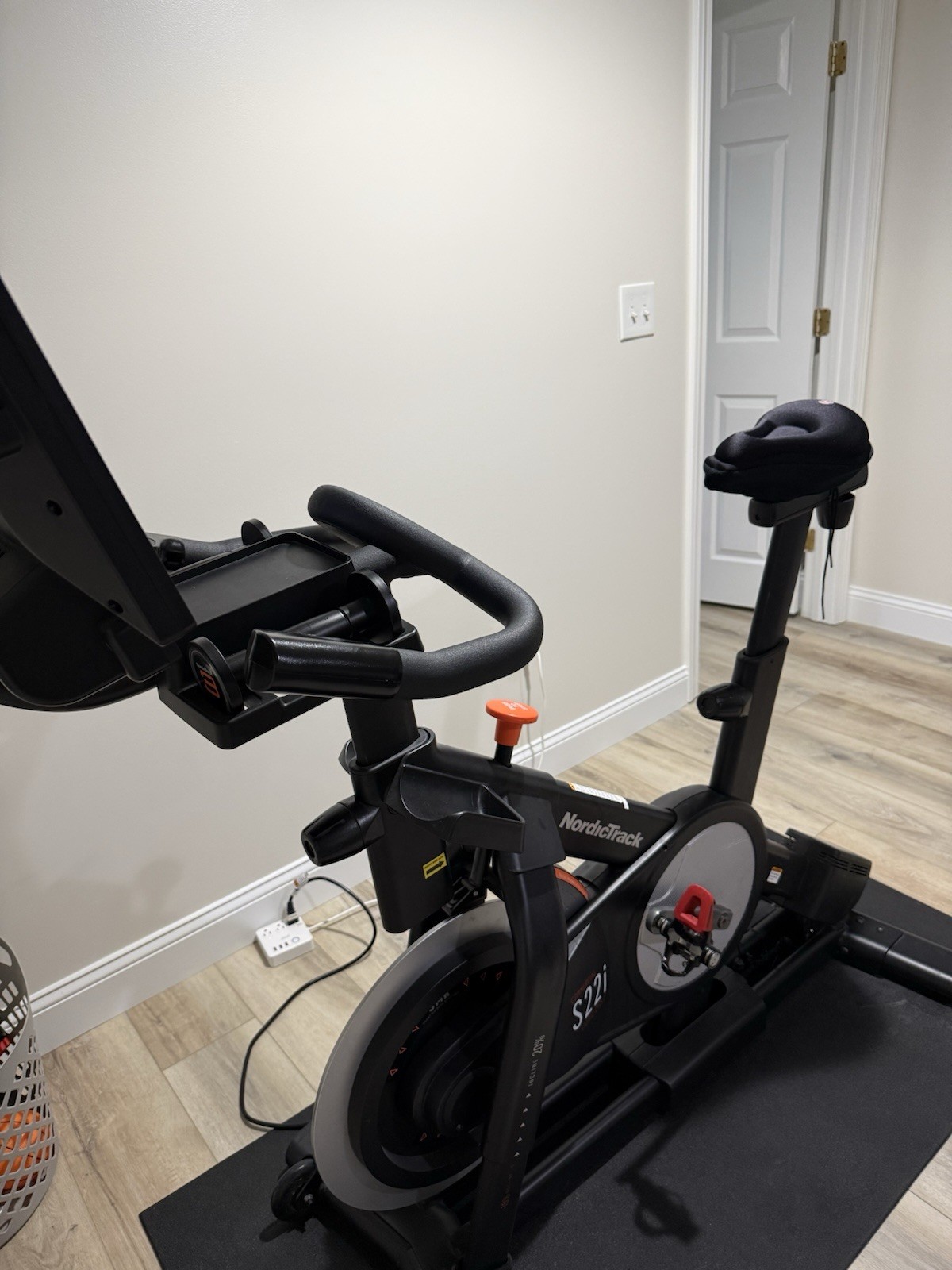 NordicTrack Commercial Studio Incline Bike 22” Screen NordicTrack Commercial Studio Incline Bike 22” Screen