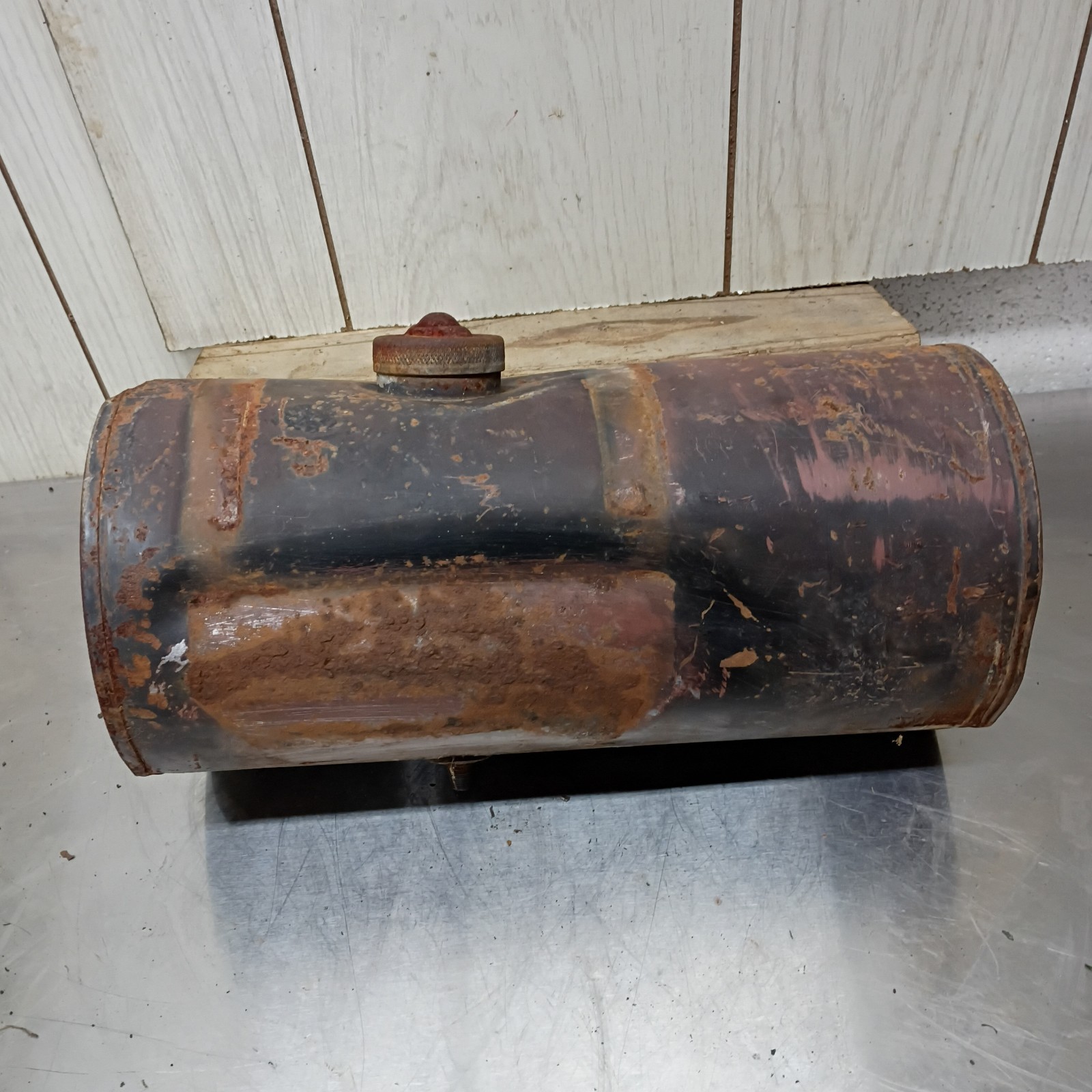 Vintage Briggs & Stratton Engine Parts Accessories Round Metal Gas Tank 12x5.5